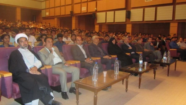 بمناسبت هفته دفاع مقدس مراسم شبی با افلاکیان در پردیس خواجه نصیر کرمان با حضور مهندس سیف الهی معاون استاندار کرمان و مسئولین استان برگزار شد