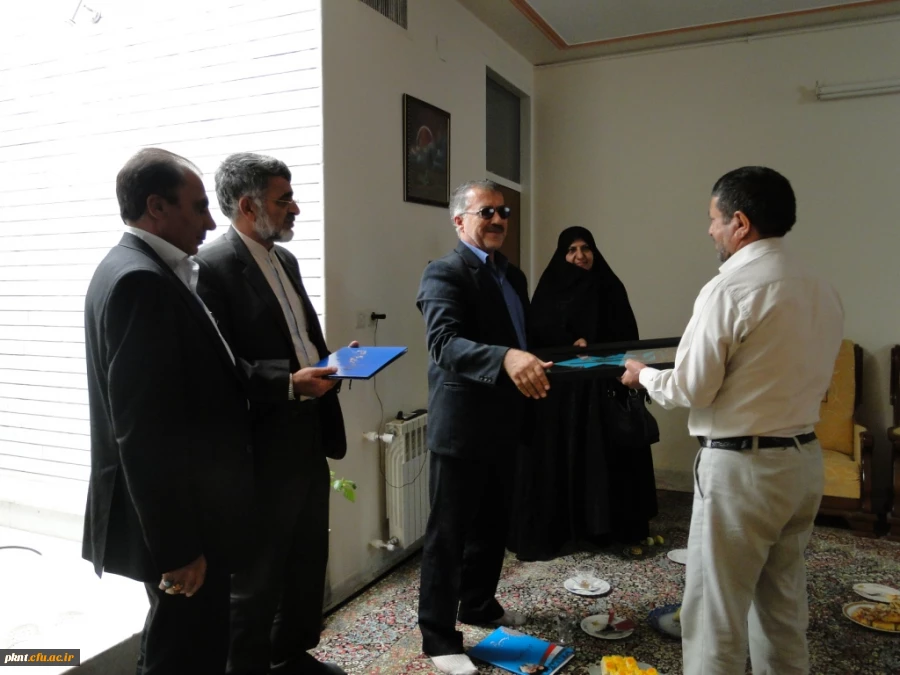 دیدار و اهداء لوح سپاس مسئولین اداره کل شاهد و امور ایثارگران سازمان مرکزی دانشگاه فرهنگیان با خانواده معظم دانشجو معلم شهید مهدی عبدالله زاده در زرند کرمان