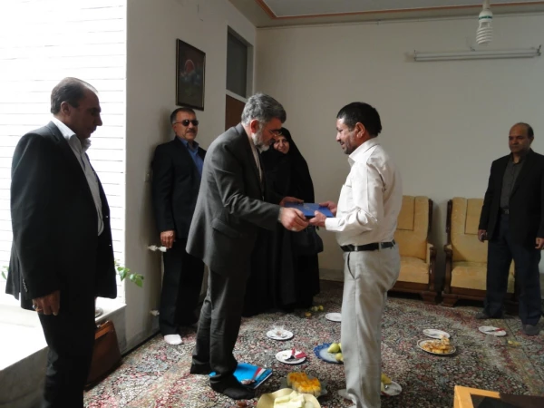 دیدار و اهداء لوح سپاس مسئولین اداره کل شاهد و امور ایثارگران سازمان مرکزی دانشگاه فرهنگیان با خانواده معظم دانشجو معلم شهید مهدی عبدالله زاده در زرند کرمان