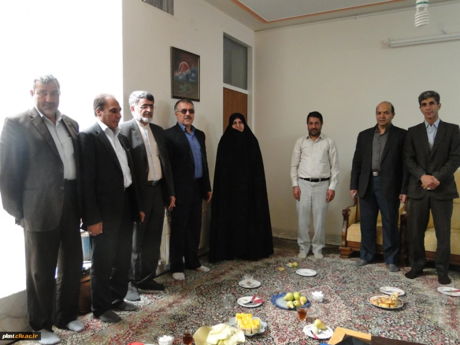 دیدار و اهداء لوح سپاس مسئولین اداره کل شاهد و امور ایثارگران سازمان مرکزی دانشگاه فرهنگیان با خانواده معظم دانشجو معلم شهید مهدی عبدالله زاده در زرند کرمان