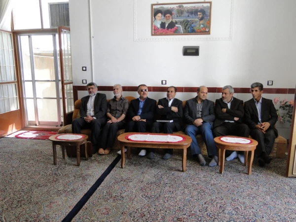 دیدار و اهداء لوح سپاس مسئولین اداره کل شاهد و امور ایثارگران سازمان مرکزی دانشگاه فرهنگیان با خانواده معظم دانشجو معلم شهید مهدی عبدالله زاده در زرند کرمان