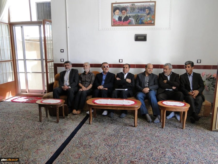 دیدار و اهداء لوح سپاس مسئولین اداره کل شاهد و امور ایثارگران سازمان مرکزی دانشگاه فرهنگیان با خانواده معظم دانشجو معلم شهید مهدی عبدالله زاده در زرند کرمان