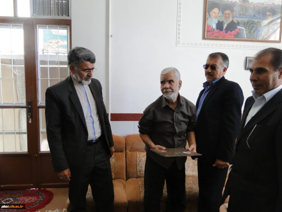 دیدار و اهداء لوح سپاس مسئولین اداره کل شاهد و امور ایثارگران سازمان مرکزی دانشگاه فرهنگیان با خانواده معظم دانشجو معلم شهید مهدی عبدالله زاده در زرند کرمان