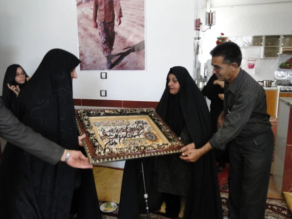 دیدار و اهداء لوح سپاس مسئولین اداره کل شاهد و امور ایثارگران سازمان مرکزی دانشگاه فرهنگیان با خانواده معظم دانشجو معلم شهید مهدی عبدالله زاده در زرند کرمان