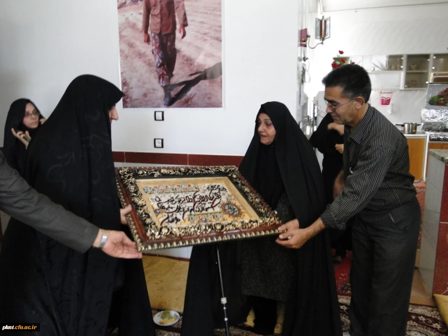 دیدار و اهداء لوح سپاس مسئولین اداره کل شاهد و امور ایثارگران سازمان مرکزی دانشگاه فرهنگیان با خانواده معظم دانشجو معلم شهید مهدی عبدالله زاده در زرند کرمان