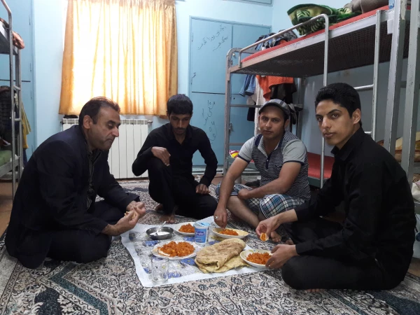 تصاویر حضور سرپرست پردیس در خوابگاه و صرف نهار با دانشجویان