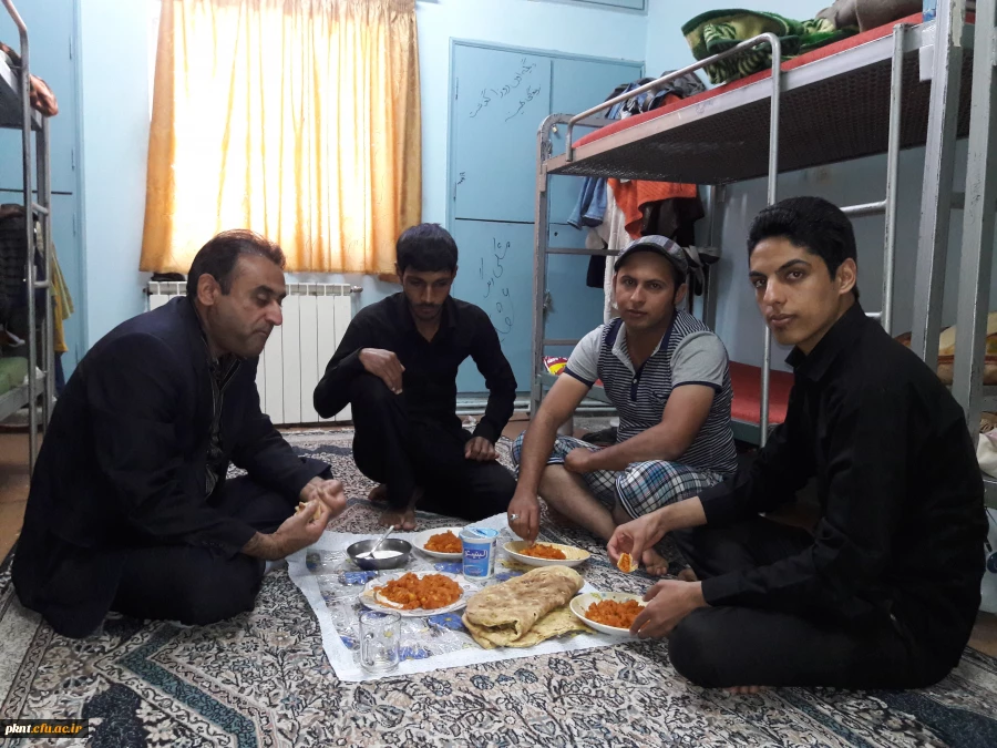 تصاویر حضور سرپرست پردیس در خوابگاه و صرف نهار با دانشجویان