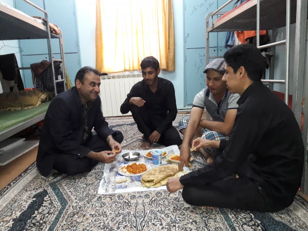 تصاویر حضور سرپرست پردیس در خوابگاه و صرف نهار با دانشجویان