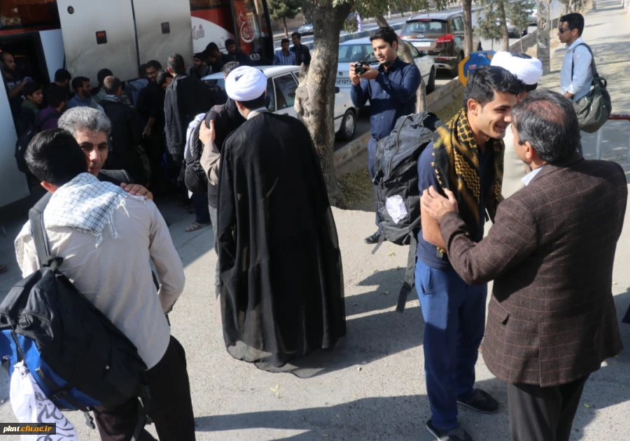 استقبال از دانشجویان شرکت کننده در پیاده روی اربعین