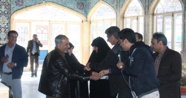 مراسم پیاده روی و تقدیم گل به ساحت مقدس شهدا به مناسبت دهه فجر