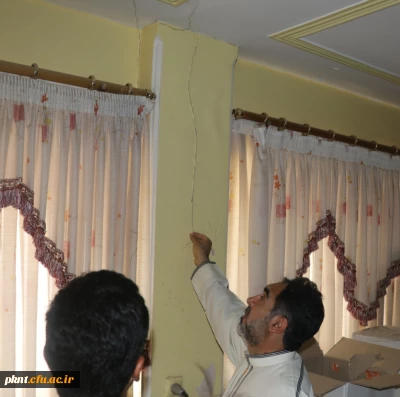 ترک خوردگی ساختمان سلف سرویس پردیس خواجه نصیرالدین طوسی دانشگاه فرهنگیان کرمان در اثر زلزله پنج و هشت دهم ریشتری 1 مرداد 1397