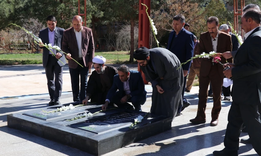 آئین غبارروبی و عطرافشانی قبور مطهر شهدای گمنام