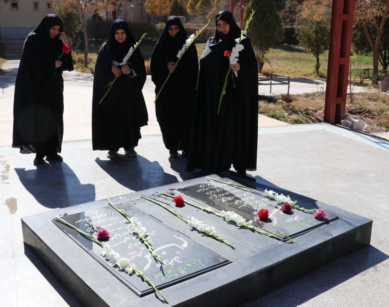 آئین غبارروبی و عطرافشانی قبور مطهر شهدای گمنام