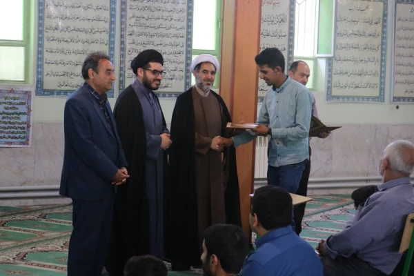 تقدیر از خادمین و فعالین برپایی و اقامه نماز در پردیس خواجه نصیرالدین طوسی دانشگاه فرهنگیان کرمان