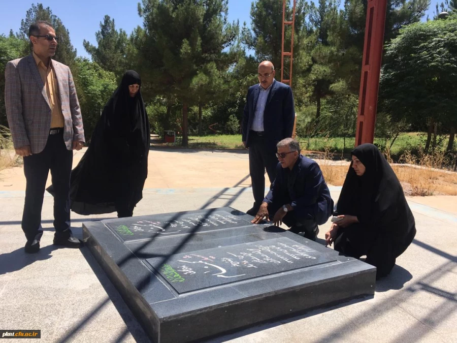 مشاور ریاست دانشگاه فرهنگیان کشور به مقام شهدای گمنام دانشگاه فرهنگیان کرمان ادای احترام کرد.