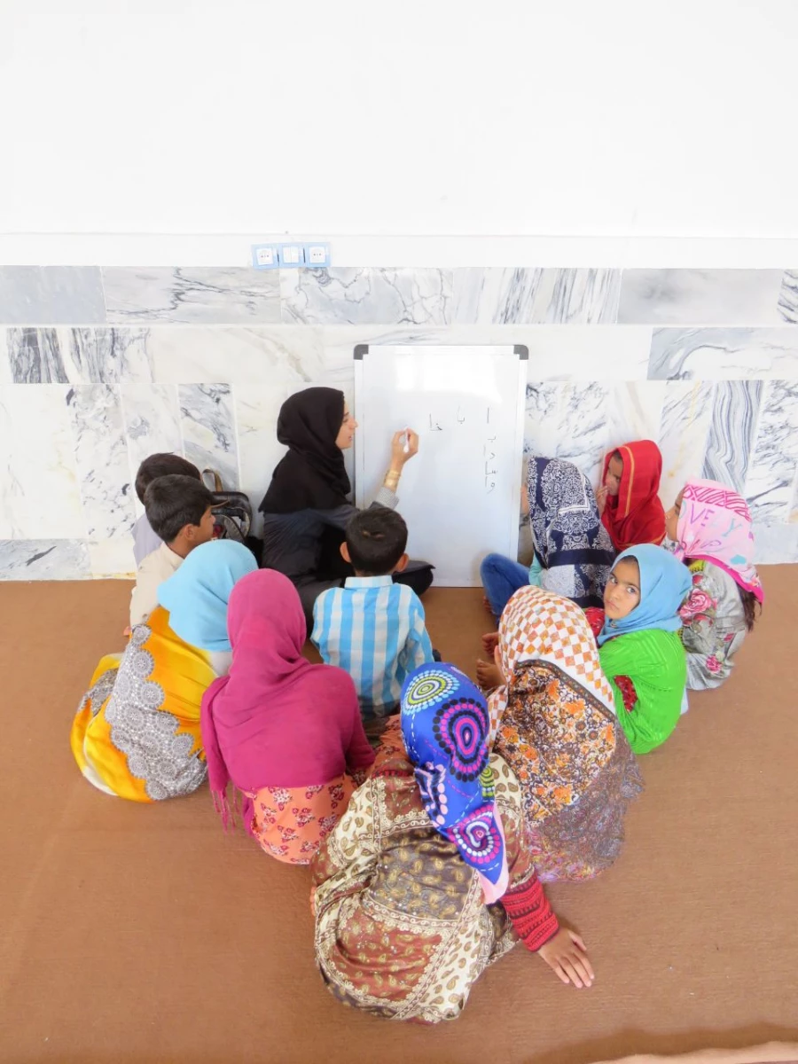 تلاش گروه جهادی شهید شهسواری بسیج دانشجویی دانشگاه فرهنگیان استان کرمان در منطقه زهکلوت رودبار جنوب به روایت تصویر