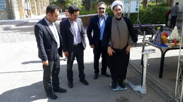 به مناسبت گرامیداشت هفته تربت بدنی نمایشگاه تندرستی در پردیس خواجه نصیرالدین طوسی دانشگاه فرهنگیان کرمان برپاشد. 3