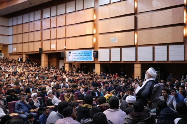 نشست صمیمی حجت الاسلام و المسلمین قرائتی رئیس ستاد اقامه نماز کشور با اساتید، کارکنان و دانشجومعلمان دانشگاه فرهنگیان کرمان