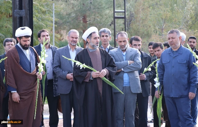 غبار روبی قبور مطهر شهدای گمنام به مناسبت هفته بسیج