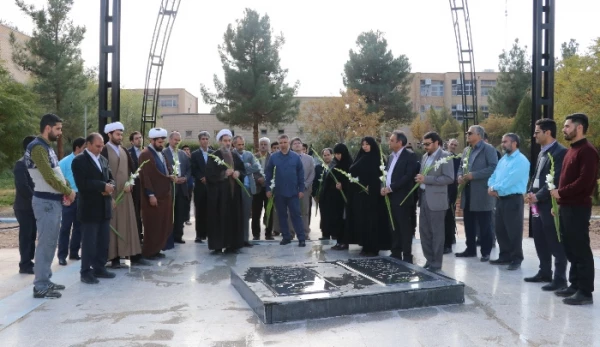 غبار روبی قبور مطهر شهدای گمنام به مناسبت هفته بسیج