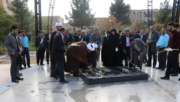 غبار روبی قبور مطهر شهدای گمنام به مناسبت هفته بسیج