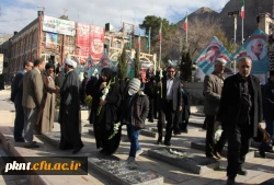 مراسم عطرافشانی و غبارروبی قبور مطهر شهدا توسط رئیس، کارکنان و اساتید دانشگاه فرهنگیان کرمان 